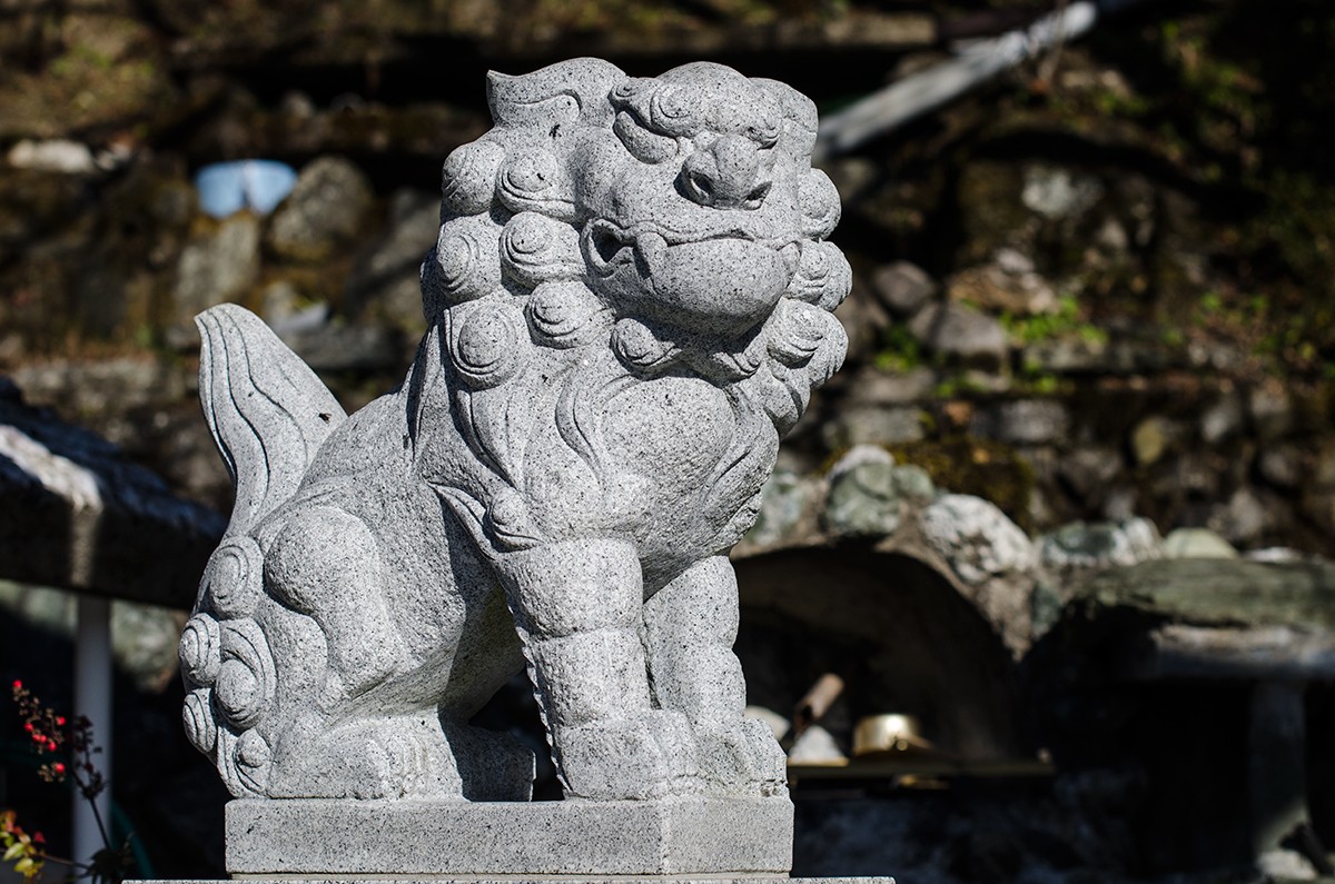 Shrine Guardian (road 438)