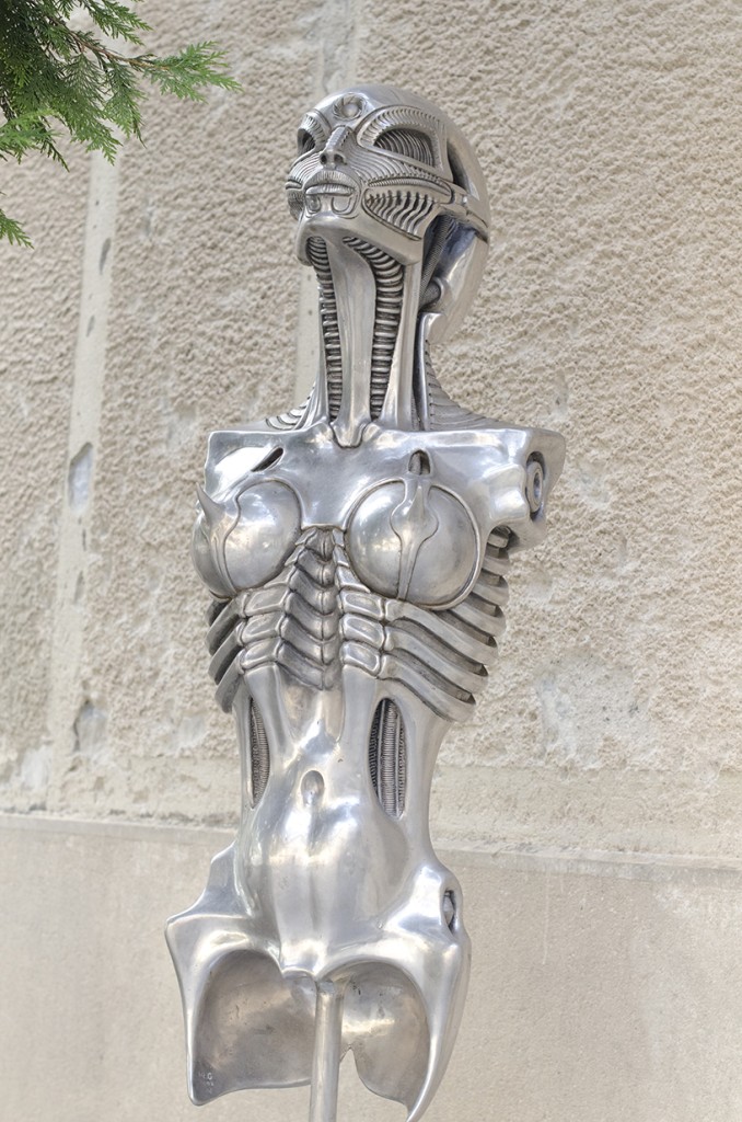 Giger Statue 2